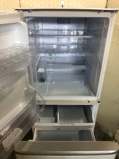 ??低めで使いやすく美品で激安‼️両面開き3ドア冷蔵庫?