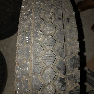 バリ溝 、スタッドレス、大型トラックタイヤあります！！！ バリ溝 、スタッドレス、大型トラックタイヤあります！！！