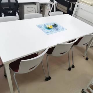 6人用のミーティングテーブルチェアセット