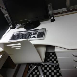 学習机（机、椅子、移動可能なキャビネット）セット差し上げますの画像