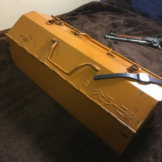 《〆切》天板山型工具箱（スチール製）の画像