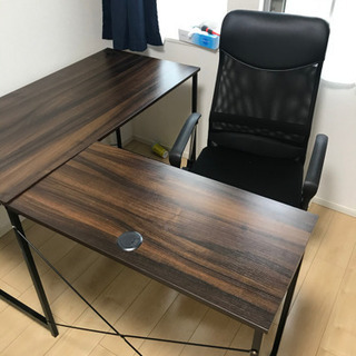 L字型テーブルと回転椅子の画像