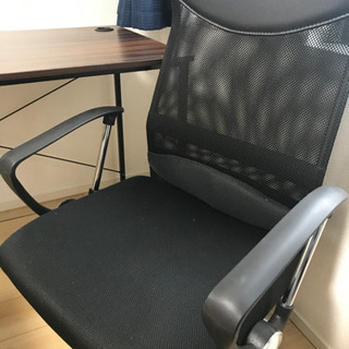 L字型テーブルと回転椅子の画像