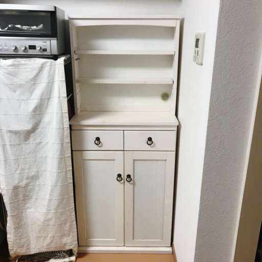 ホワイトウッドのデザインが可愛い食器棚