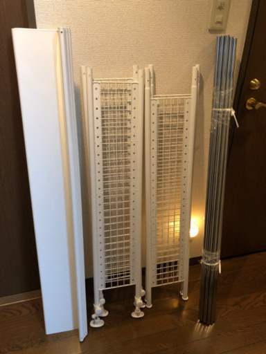 マガジンラック白　突っ張り