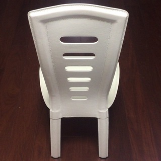 クリーム色の椅子を譲ります。