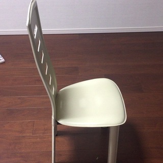 クリーム色の椅子を譲ります。の画像