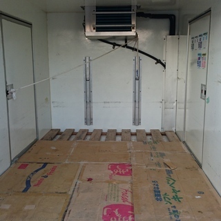 ご成約済みとなりました。ありがとうございました。歳末大特価！コミコミ価格10.6万円！サンバートラック冷凍車！早い者勝ちです！の画像