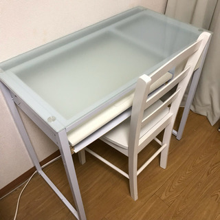 白基調のオシャレデスク&椅子の画像