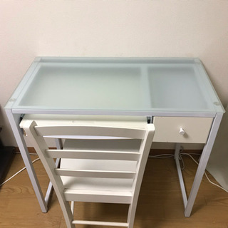 白基調のオシャレデスク&椅子の画像