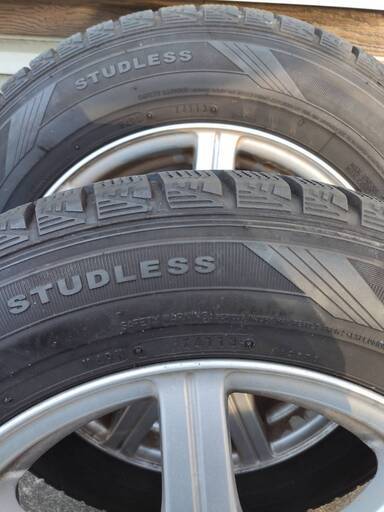 【交渉中】スタッドレスタイヤ（アルミホイール付き）195/65R15　セレナにて使用