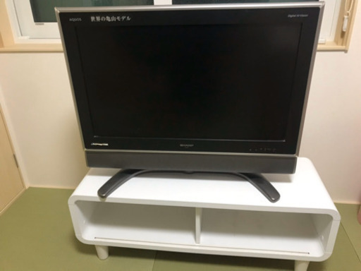 テレビとテレビボード、リモコン