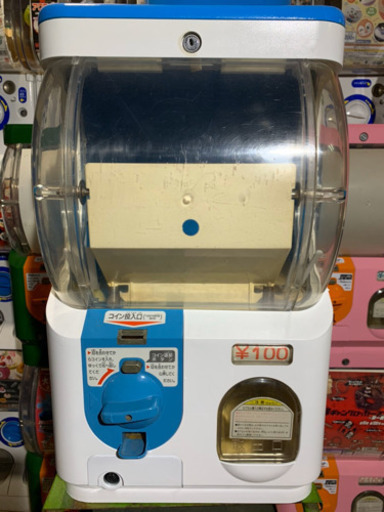 ガチャガチャ スリムボーイ 本体 ①