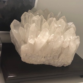 価格交渉可!!  水晶原石 幅35cm x 高25cm 台付き