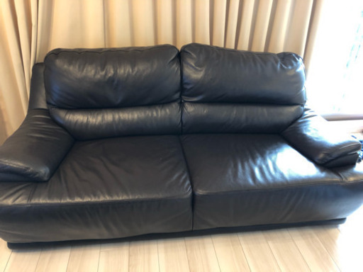 黒に近い濃いめのブラウンソファ