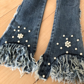 ビジュー付きデニムズボンの画像