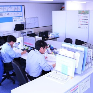 【急募】きれいなオフィスでカンタンPC入力等の事務スタッフ♪　車通勤も自転車・バイク通勤もOK！簡単なパソコン入力と、お客様対応等の業務です^^の画像