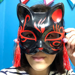 黒いネコかキツネのお面の画像