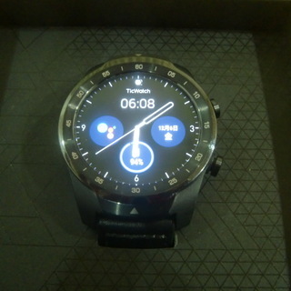 ★美品★ TicWatch Pro（黒）  箱・充電器・取説  付属  予備磁気充電スタンド付きの画像