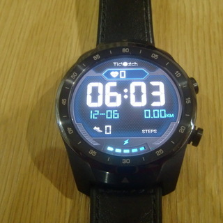 ★美品★ TicWatch Pro（黒）  箱・充電器・取説  付属  予備磁気充電スタンド付きの画像
