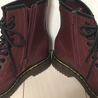ショート丈ボルドー色ブーツの画像
