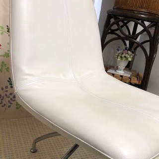 美品　お洒落な白いチェアーの画像