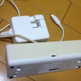 ■au 純正品 BASIO KYV32用 卓上ホルダ KYV32PUA クレードル 共通ACアダプタ05 0501PWA microUSB 充電器 ベイシオ シニア向け スマートフォン スマホの画像