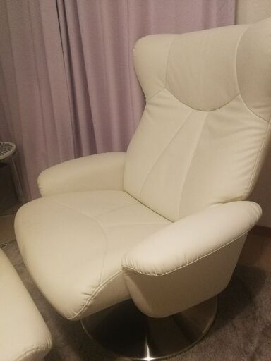 真っ白でとっても素敵なリクライニングチェア