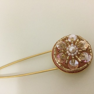 お値下げしました◆アクセサリー ピンブローチ◆スパンコール ビー...