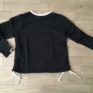 袖がくしゅくしゅになる黒×白のカッコいいロゴロンT 120㎝の画像