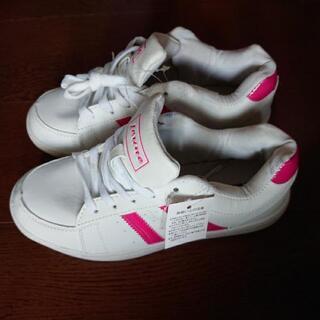 新品 スニーカー 早い者勝ちとなります。