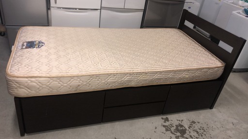 引出付きシングルベッド　ダークブラウン　在庫2点あります