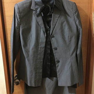 【値下げしました】グレーのスーツの画像