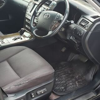 そばに寄ったら車体に顔が映りそうなくらいのクラウンマジェスタの画像