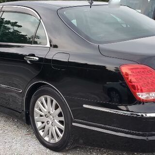 そばに寄ったら車体に顔が映りそうなくらいのクラウンマジェスタの画像