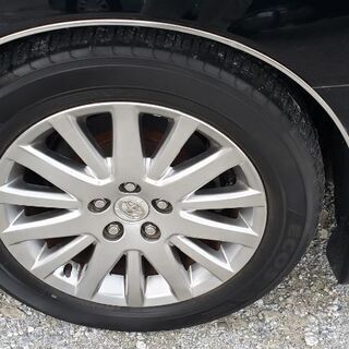 そばに寄ったら車体に顔が映りそうなくらいのクラウンマジェスタの画像