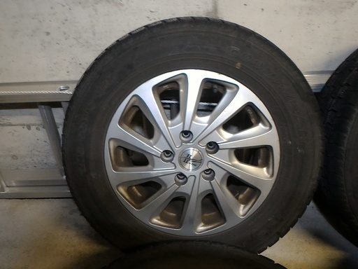 スタッドレスタイヤ205/65R15(ホイール付)