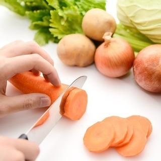 社員寮食堂の調理補助（越谷市蒲生）