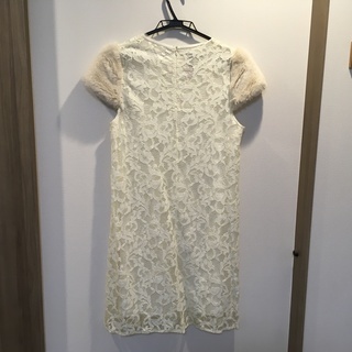 白　お袖ファー　レースワンピースの画像