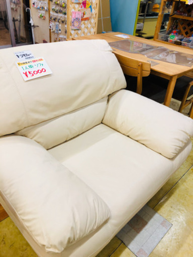 値下げ早い者勝ち大きめの白に近いベージュ系◆1人掛け　ソファ◆入荷しました♪ゆったりサイズ◆幅110ｃｍ×奥行90ｃｍ×高さ86ｃｍ