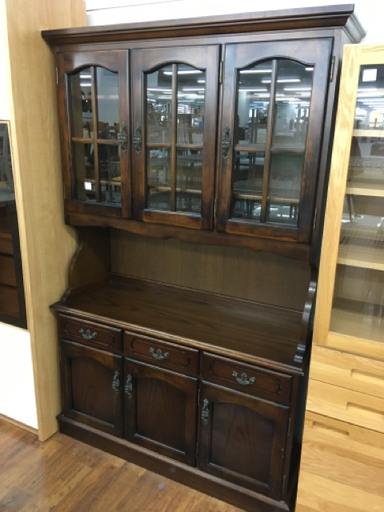 カリモク コロニアルシリーズ 3枚扉カップボード