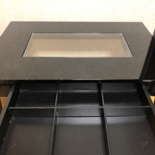 ガラス張り コレクション テーブルの画像
