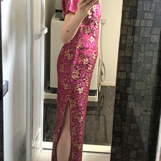 チャイナドレス　ロング　セクシー　細身　金色の龍の模様　華やか  絹100％
