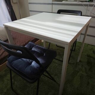 IKEA 2人用ダイニングテーブル＆椅子２脚(クッション付) 12/15 20:00更新の画像