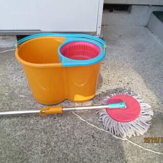 バケツとモップのセットの画像
