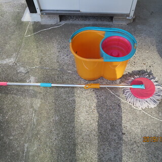 バケツとモップのセットの画像