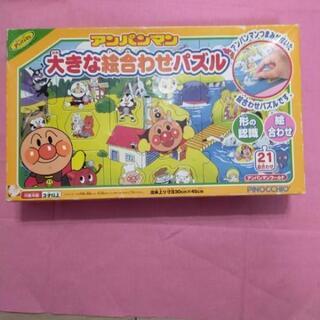 アンパンマンのパズルと色合わせパズルのセットです。