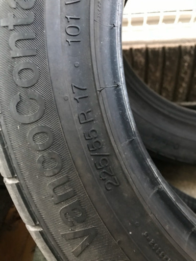 タイヤ　225/55 R17
