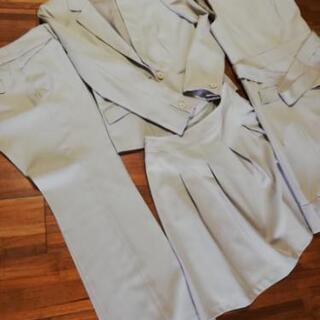 レディーススーツ4点セットの画像