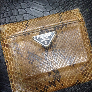 PRADA パイソン二つ折り財布 使用感アリ